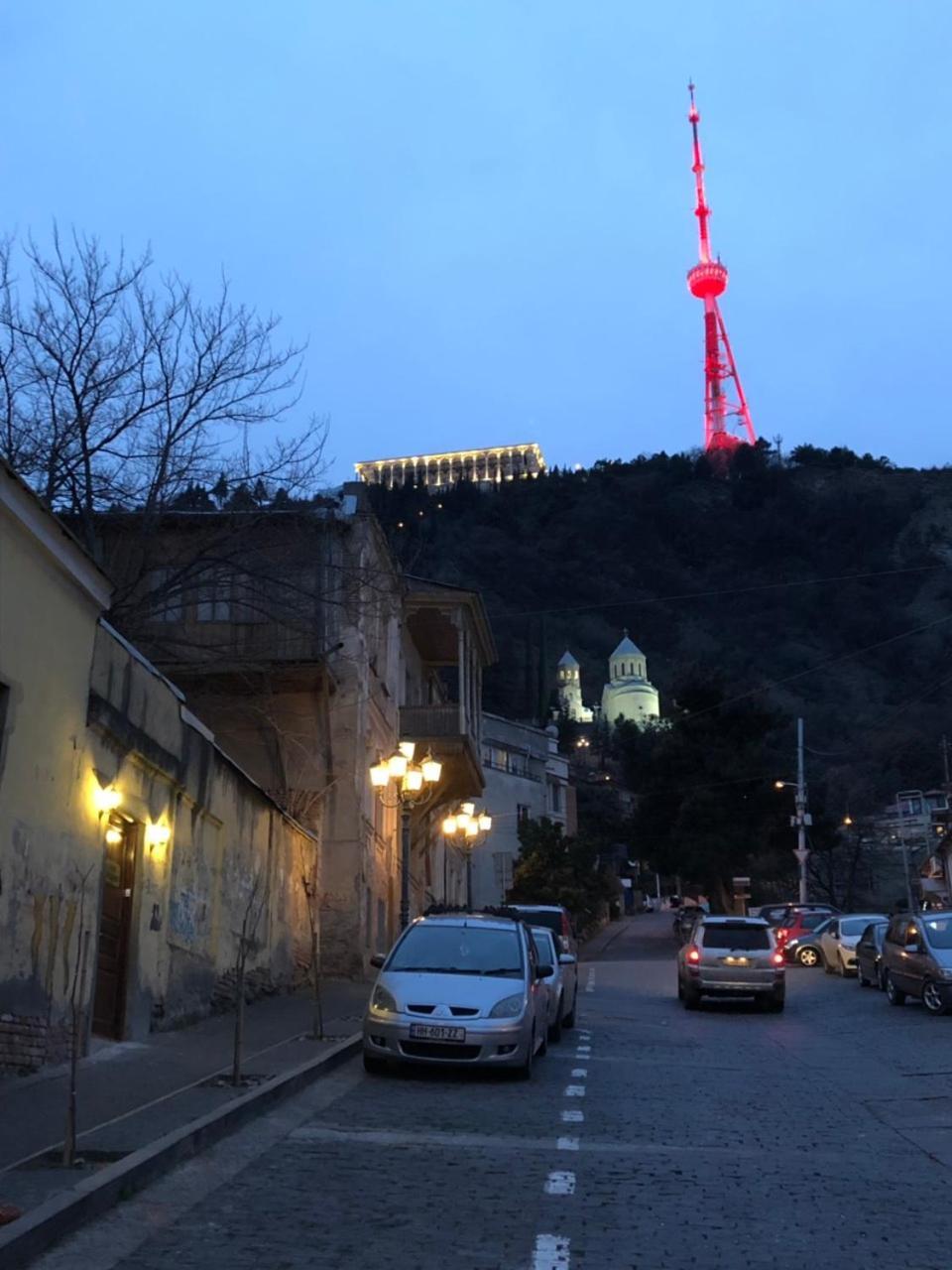 At Funicular Hostel Тбилиси Екстериор снимка